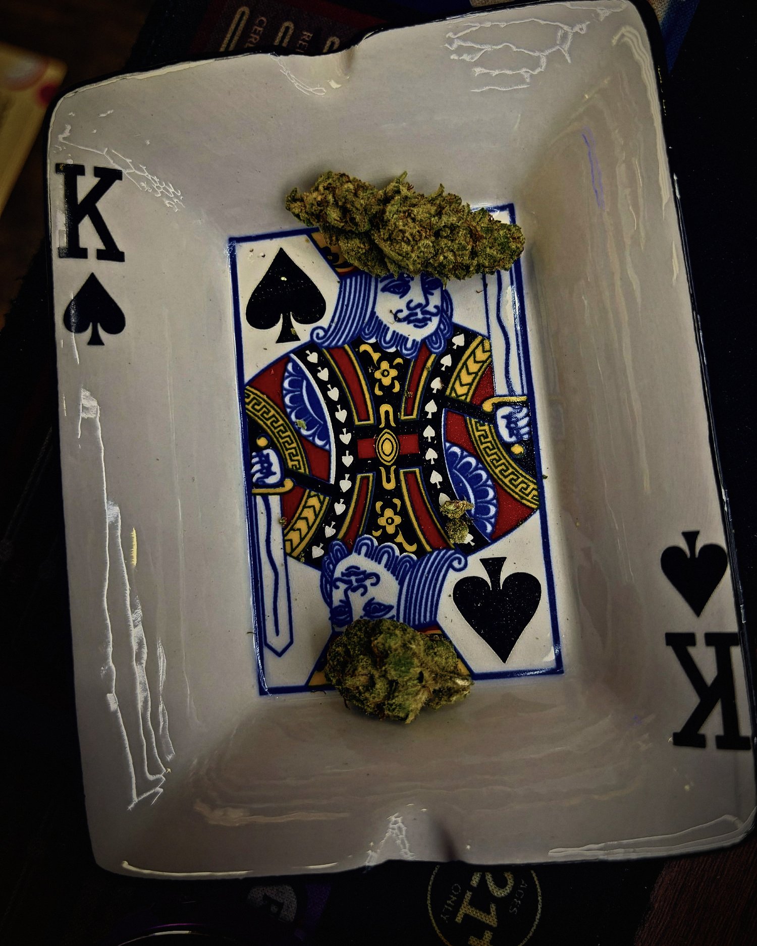 A bud on a king of spades tray, the king's crown